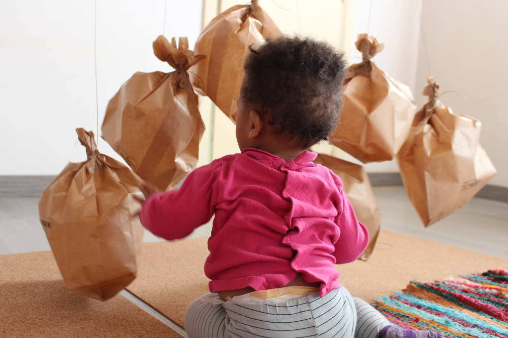 Enfant tapant sur des sacs en papier