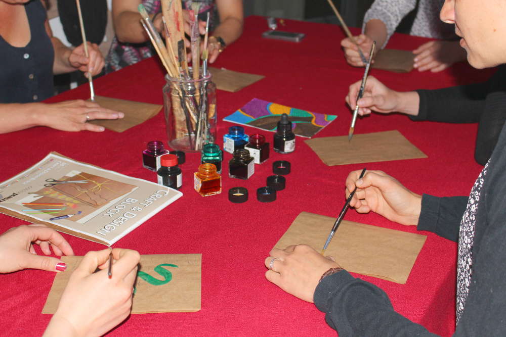 personnes en train de dessiner dans des carnets